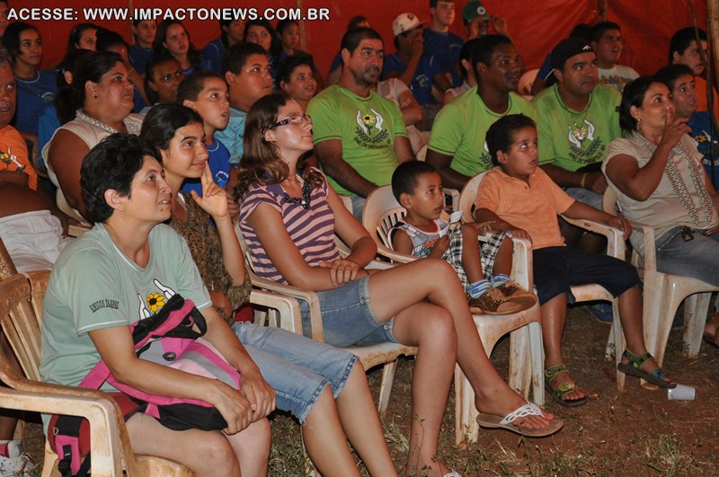 Sessão especial do Circo Mágico Show para estudantes da APAE e da E.E. 13 de Maio