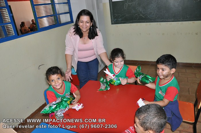 Entrega de ovos de páscoa pela Prefeita Maria Viana