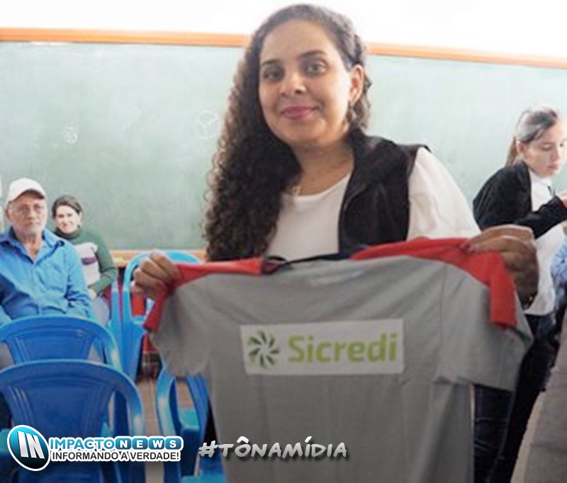 Entrega de uniformes na Associação Broto de Gente patrocinados pelo Sicredi