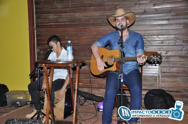 Veja quem esteve curtindo o show acústico com a dupla João Marcos e Juliano na lanchonete Rustico Bakanizado