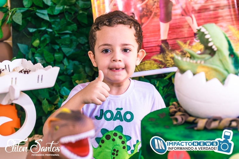 O Pequeno Arthur completo 5 aninhos com uma festa linda com o tema 'Dinossauros'; veja as fotos