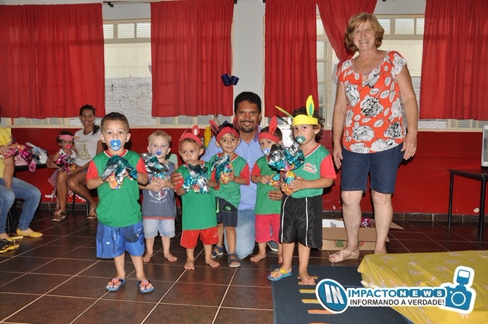 Entrega de Ovos de Pascoa para as crianças da Rede Municipal de Ensino pela Primeira Dama, Lurdes Sartor