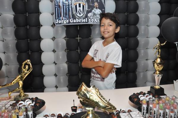 O Jorge Gabriel completou 10 anos e festejou com a família e amigos com um tema esportivo 