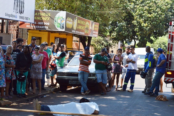 Jovem com moto se choca contra árvore e morre em Dourados