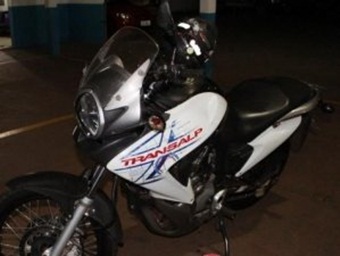 Técnico de futebol morre após bater moto em poste de iluminação