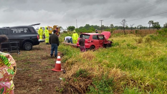 Neblina atrapalha e condutor morre ao colidir carro em caminhonete
