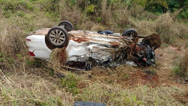 Acidente entre carro e carreta mata um e deixa três homens feridos