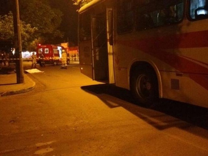 Jovem entra embaixo de ônibus e morre ao ter cabeça esmagada por roda
