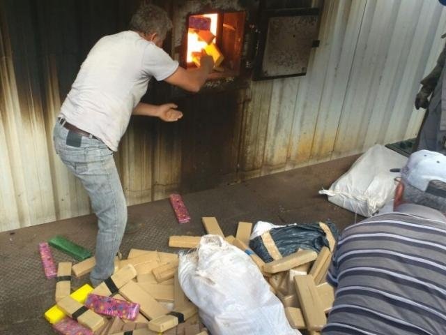 Polícia incinera mais 8,6 toneladas de drogas e chega a 98 mil quilos no ano
