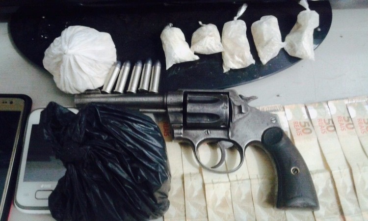 Polícia fecha boca de pó, apreende drogas e arma