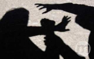 Ex derruba porta de banheiro e agride homem após flagrar conversa em WhatsApp