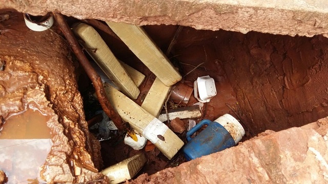PM apreende maconha escondida em bueiro