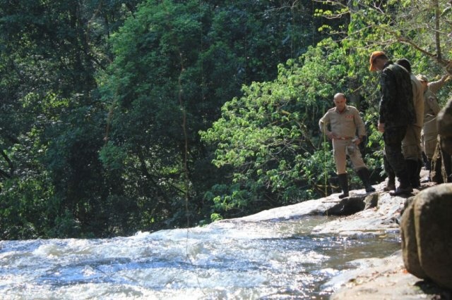 Corpo de homem é encontrado boiando em cachoeira