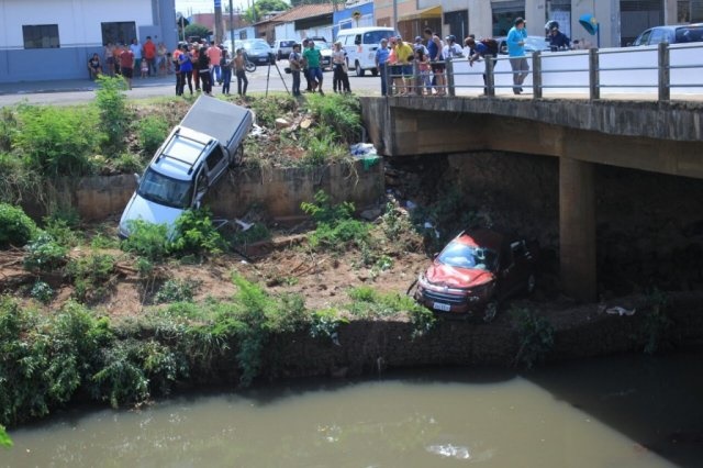 Fiat Toro e S10 caem em barranco de rio após batida na Ernesto Geisel