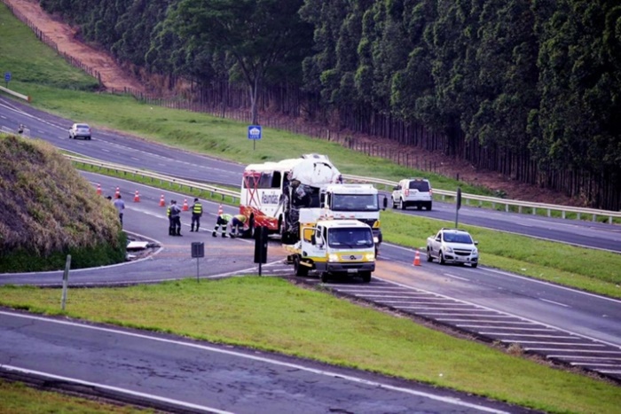 Ônibus que vinha para MS colide em caminhão, mata um e deixa 36 feridos