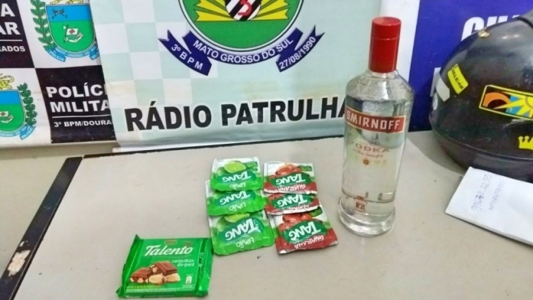 Homem é preso após furtar produtos do interiro de supermercado