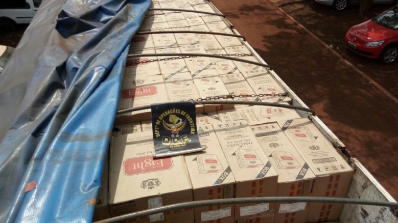 Polícia apreende 90 mil pacotes de cigarros em carretas