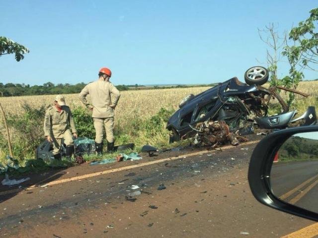 Dois veículos batem de frente e mais 3 pessoas morrem na MS-157