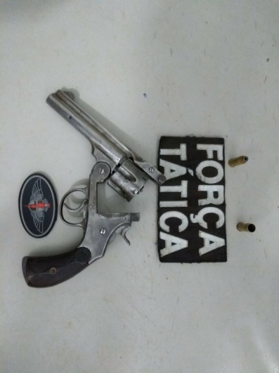 Pai e filho são flagrados com arma no Jardim Clímax em Dourados