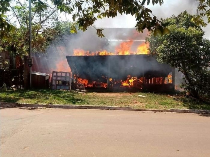 Incêndio destruiu casa de madeira nas proximidades do Hospital Municipal Cristo Rei