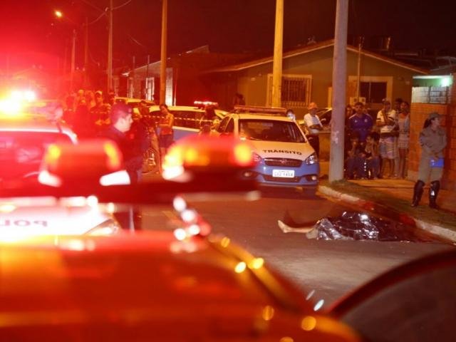 Briga familiar termina com homem morto a tiros e outro esfaqueado