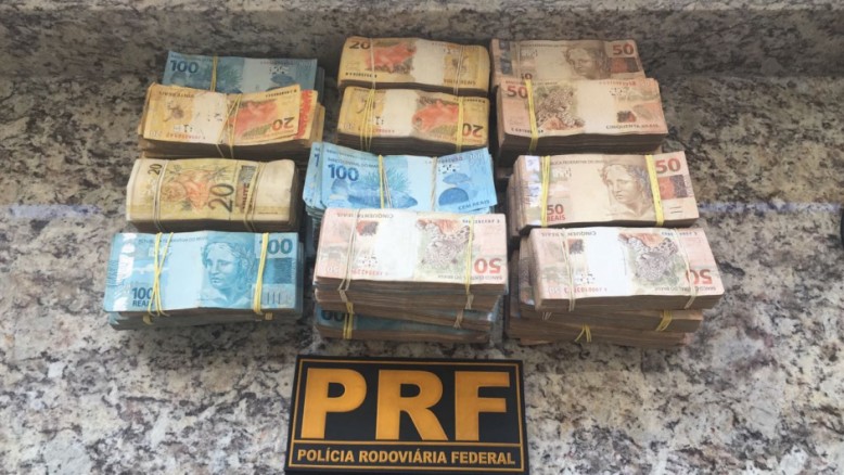 Trio é preso em MS levando quase R$ 300 mil 