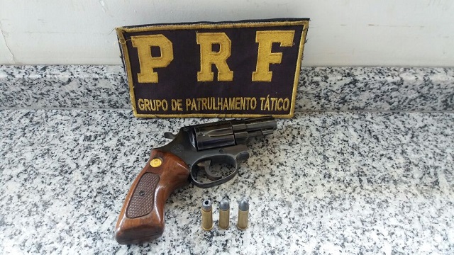 Passageiro com arma de fogo é preso pela PRF na BR-262