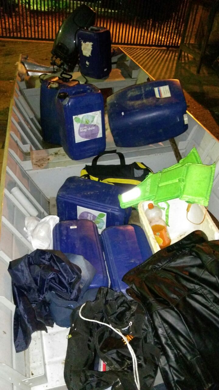 Traficantes são presos em barco depois de abandonar carro com pasta base e cocaína pura