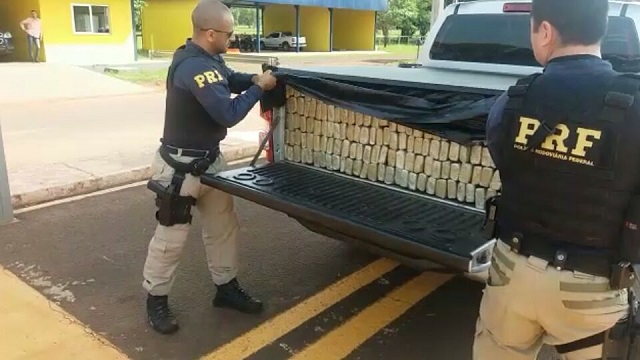 Motorista e batedores são presos com quase 1t de maconha