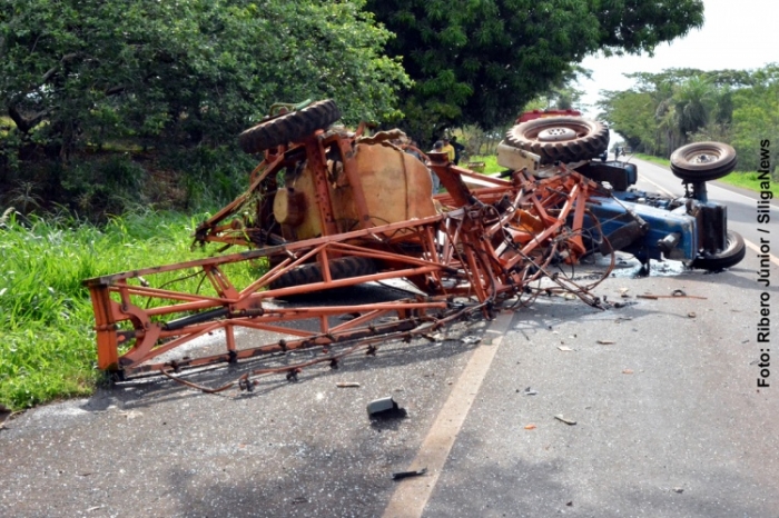 Acidente entre ônibus e trator deixa uma pessoa ferida