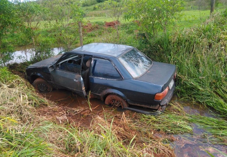 Motorista tenta fugir com droga, mas cai com carro em atoleiro