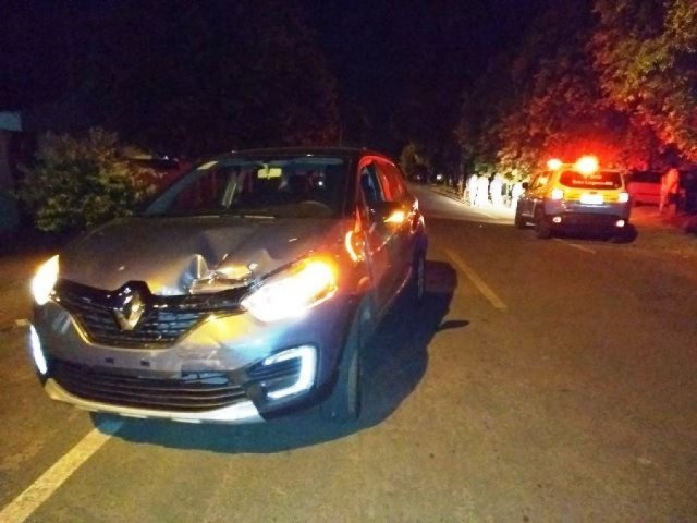 Idoso colide em carro parado e atropela três pessoas em calçada