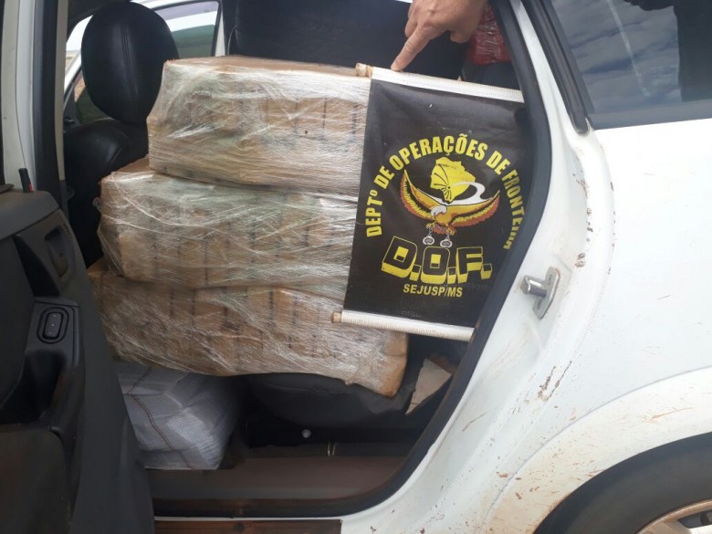 Polícia apreende mais de meia tonelada de maconha em carro com placas falsas