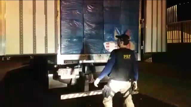 PRF apreende meio milhão de maços de cigarros em caminhão baú