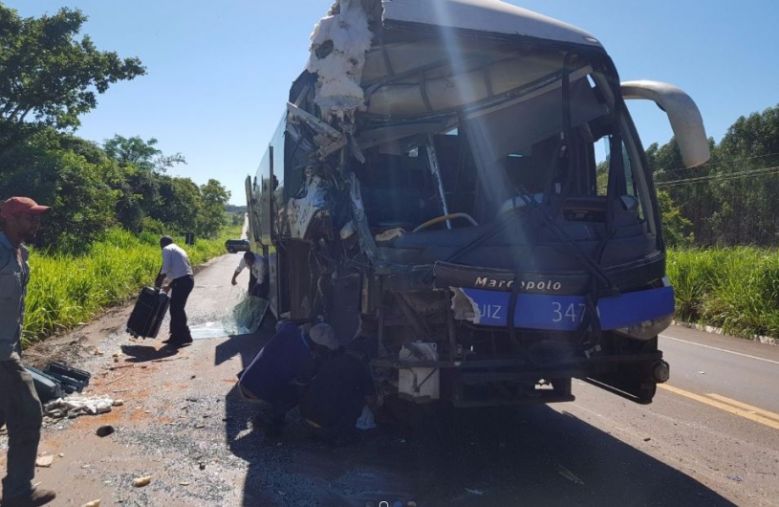 Colisão envolvendo ônibus e carreta deixa 14 pessoas feridas na BR 262 em Mato Grosso do Sul
