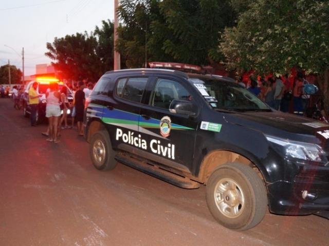 Homem é surpreendido por assassino e morto na varanda de casa