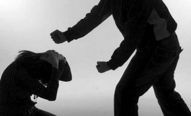 Esposa é espancada com cabo de rodo e expulsa de casa com bebê e duas crianças