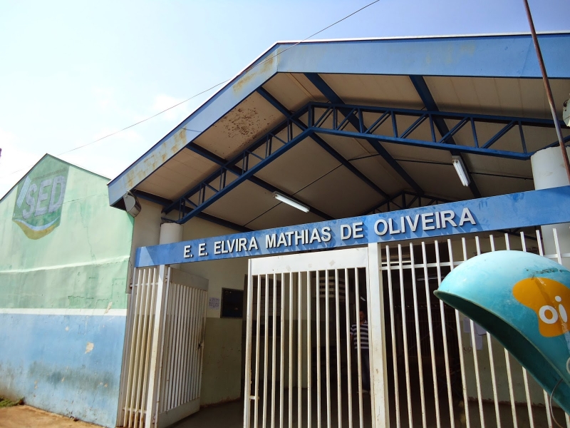 Mulher xinga guardas ao defender filho flagrado com faca em escola