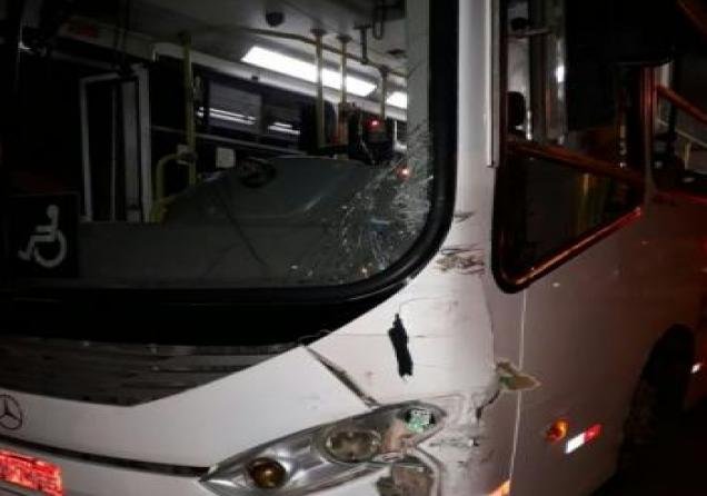 Colisão entre moto e ônibus mata um e deixa outro gravemente ferido