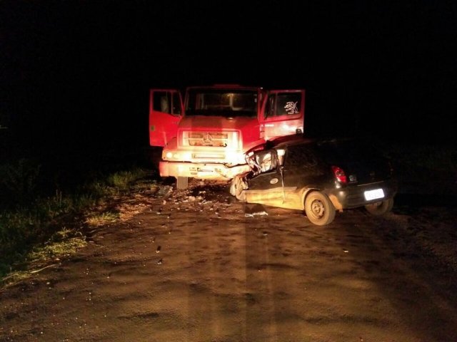 Colisão frontal entre carro e caminhão mata duas pessoas na MS-339