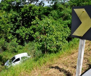 Traficantes fogem da polícia e caem com carro às margens de córrego