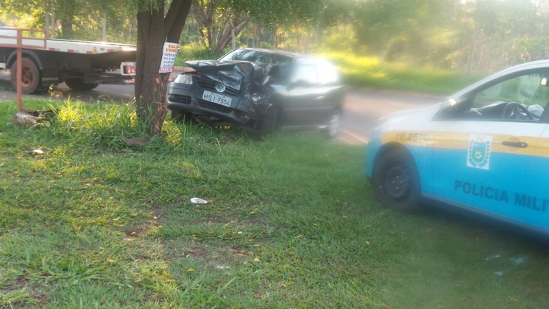 Embriagado, motorista perde controle e colide carro contra árvore na Capital