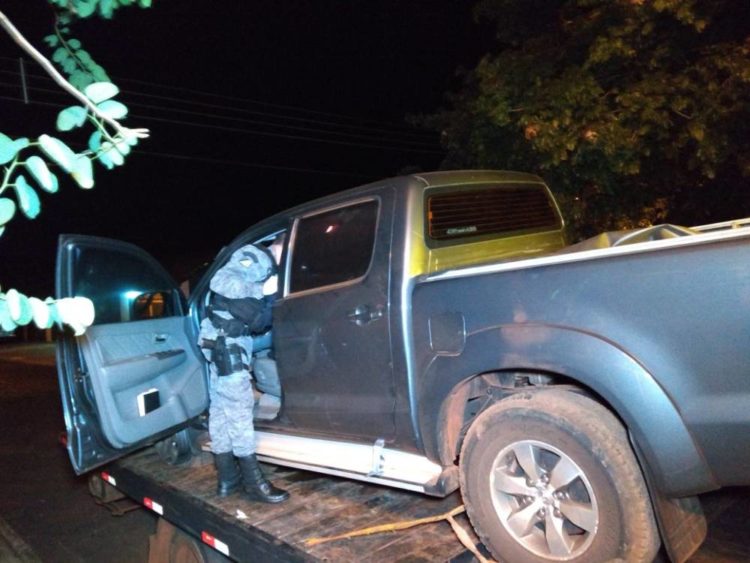 Assaltante morre em troca de tiros após roubar Hilux com comparsa
