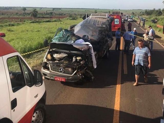 Van desvia de ciclista, bate em carreta e motorista morre na MS-276