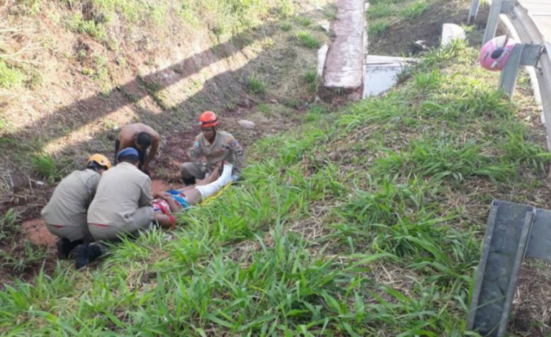 Casal cai de moto e vai parar em valeta de escoamento de água