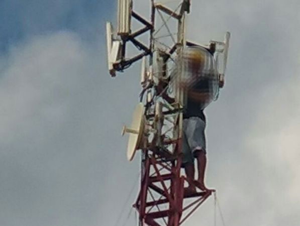 Bombeiros imobilizam e salvam jovem que ficou mais 7 horas em torre