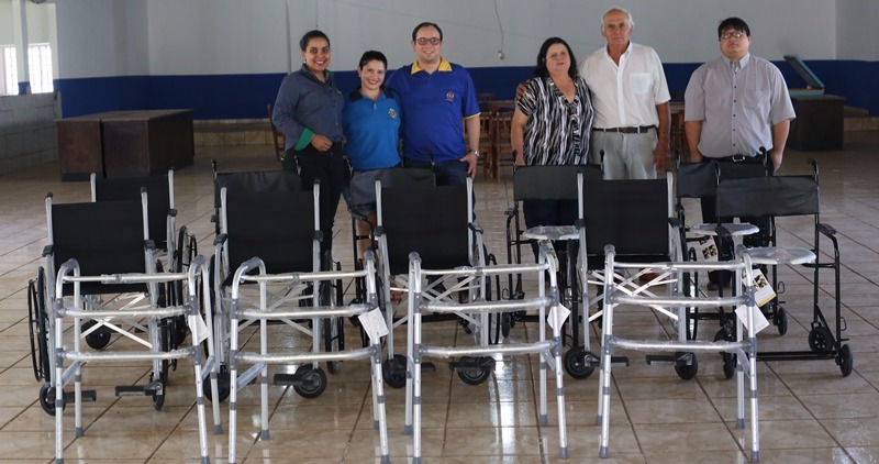 Sicredi Centro-Sul MS doa cadeiras de rodas para o Lions Clube em Deodápolis