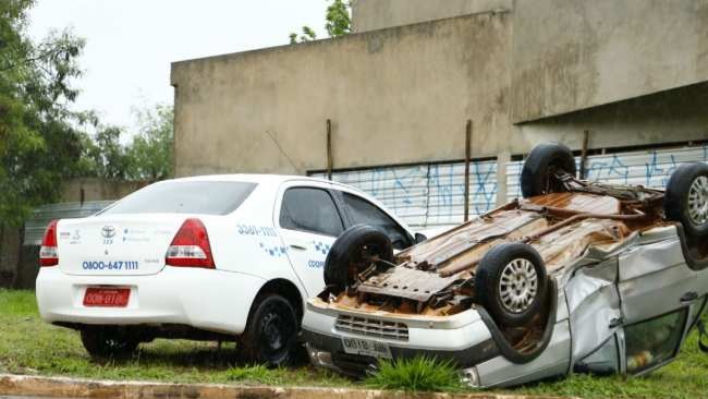 Idoso capota carro após invadir pista preferencial e colidir em táxi