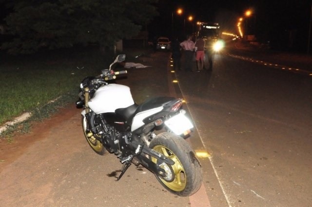 Motociclista com moto de 600 cilindradas perde controle, bate em poste e morre