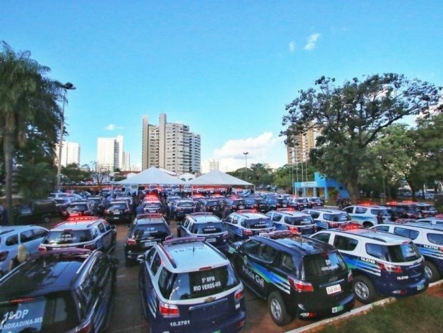 Governador entrega viaturas e lança reforço na segurança para o fim de ano